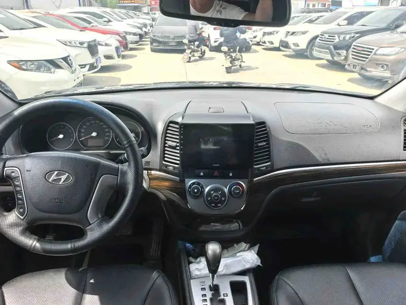 Vehicle photo 6