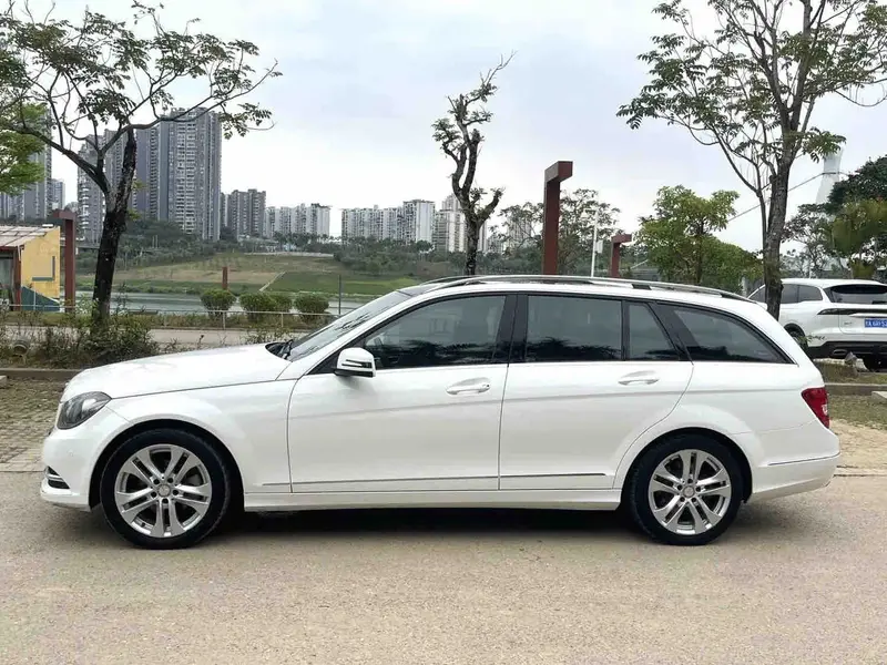 Vehicle photo 2