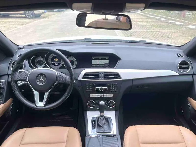 Vehicle photo 4