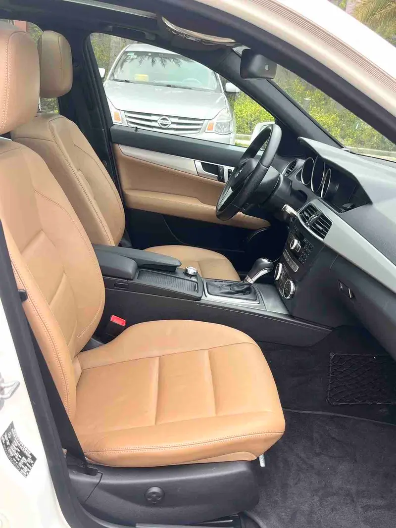 Vehicle photo 9