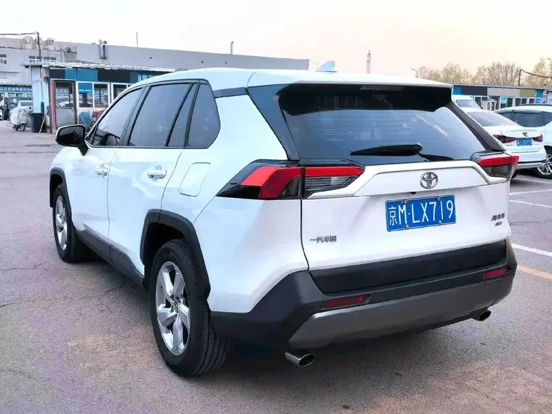 Vehicle photo 4
