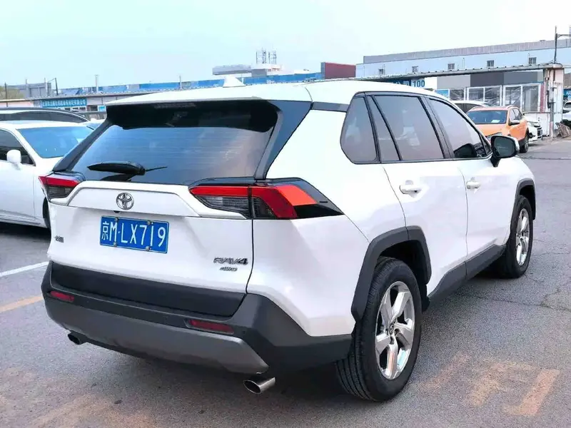 Vehicle photo 5