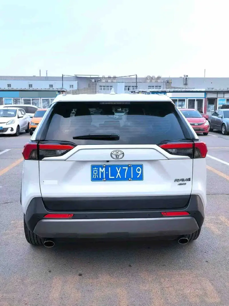 Vehicle photo 6