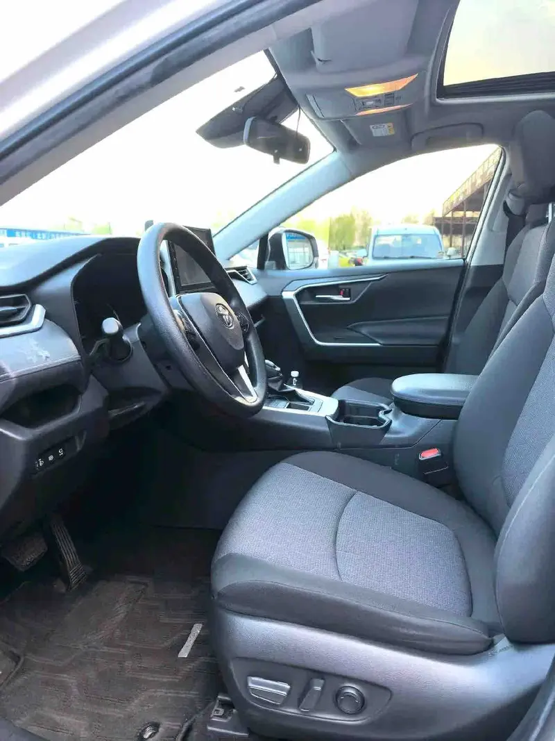 Vehicle photo 7