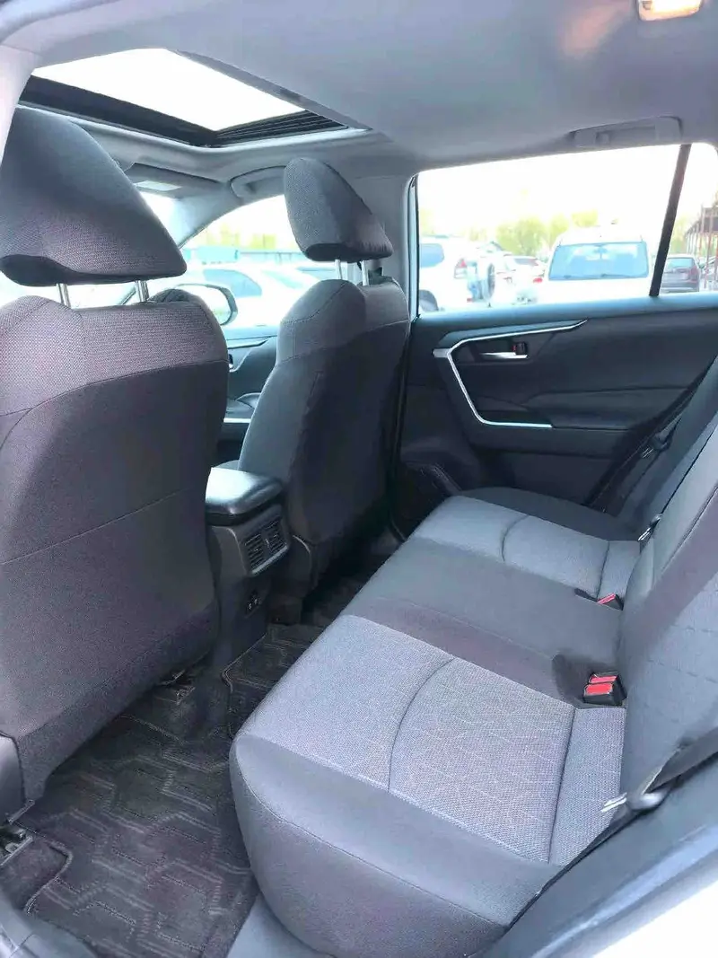 Vehicle photo 9