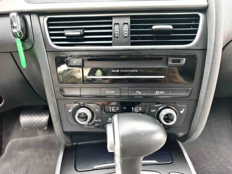 Vehicle photo 14