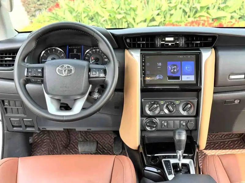 Vehicle photo 7