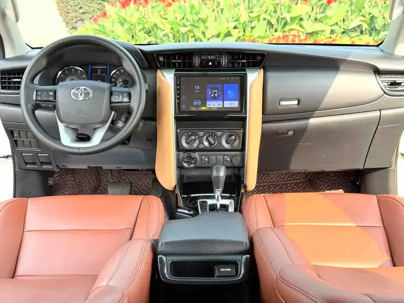 Vehicle photo 8
