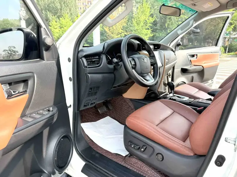 Vehicle photo 9