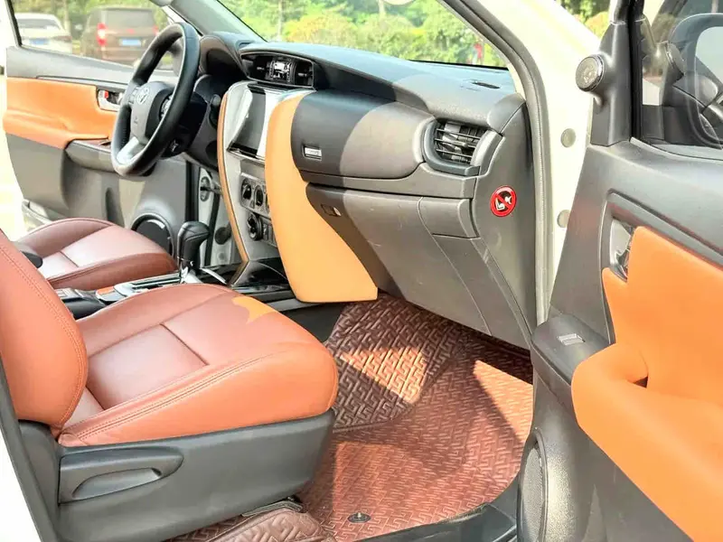 Vehicle photo 10