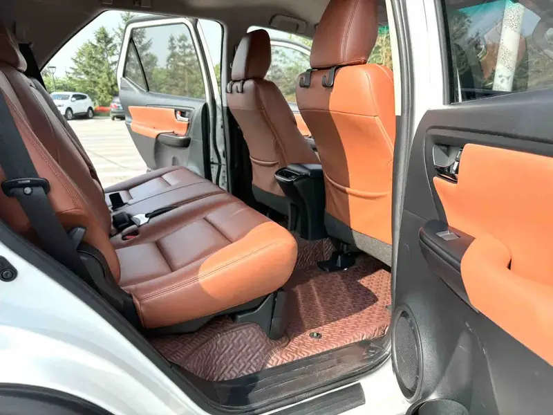 Vehicle photo 11