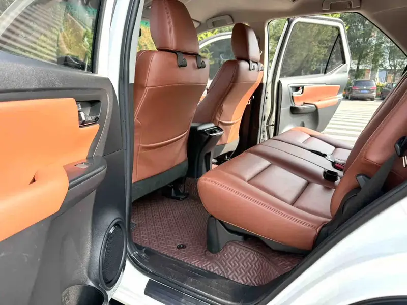 Vehicle photo 12