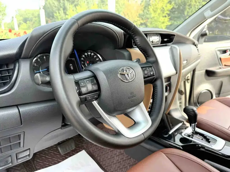 Vehicle photo 13