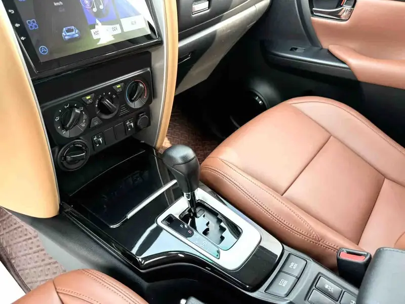 Vehicle photo 14