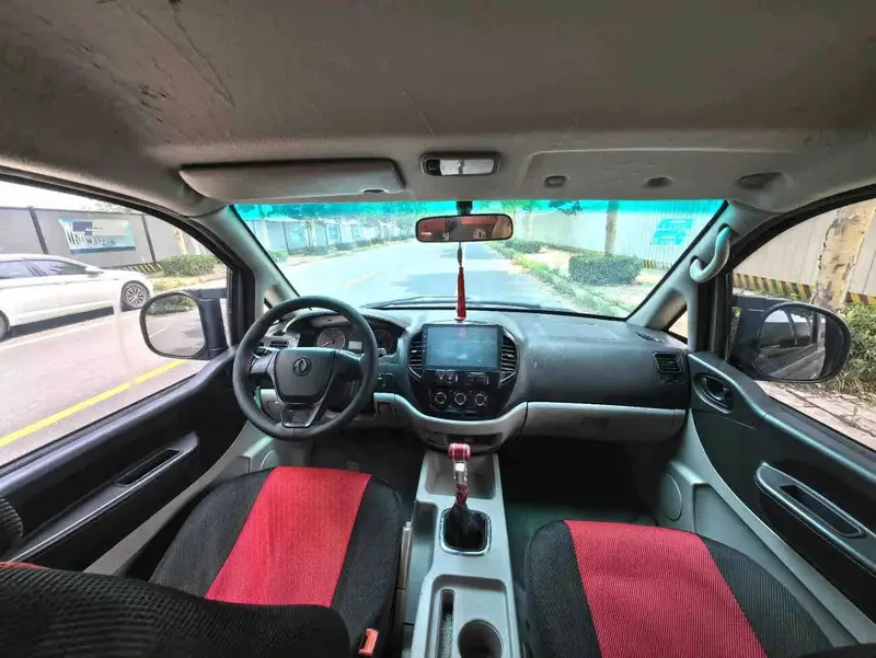 Vehicle photo 10