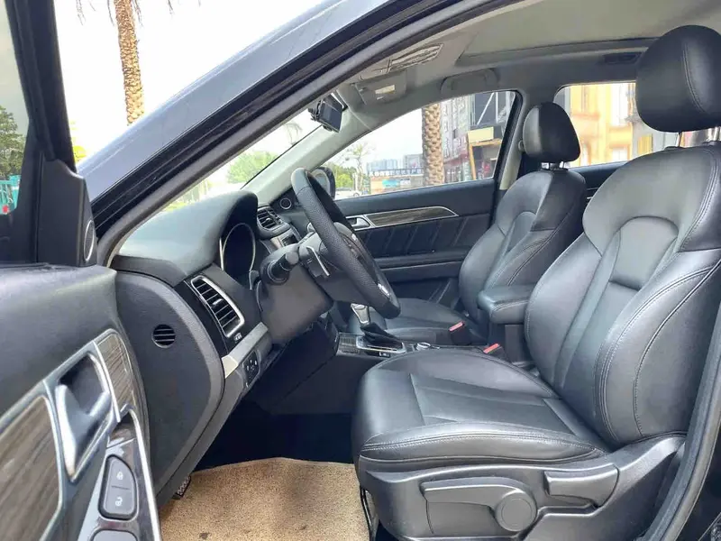 Vehicle photo 7