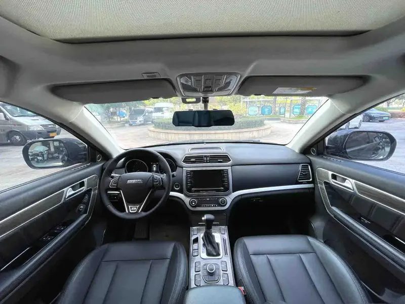 Vehicle photo 9