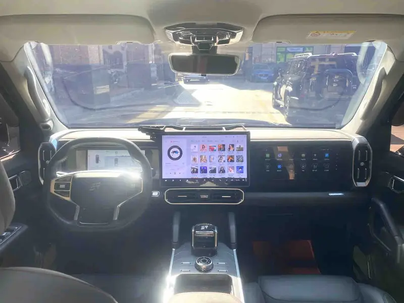 Vehicle photo 9