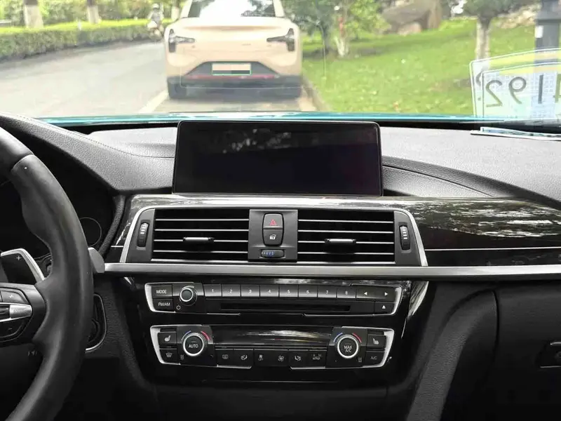 Vehicle photo 12