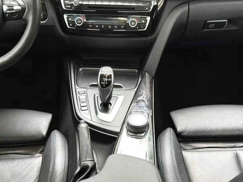 Vehicle photo 13
