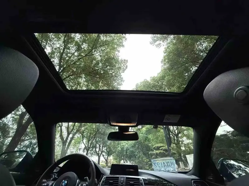 Vehicle photo 14