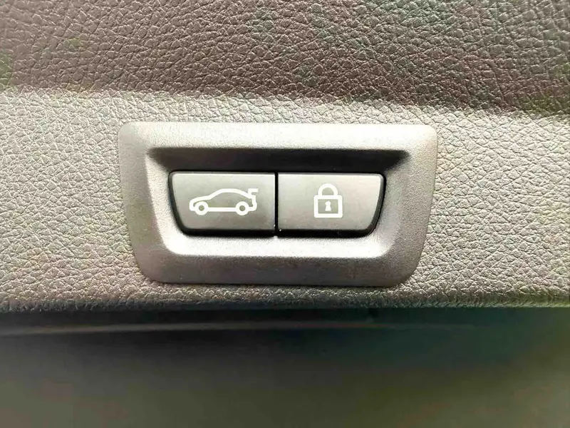 Vehicle photo 21