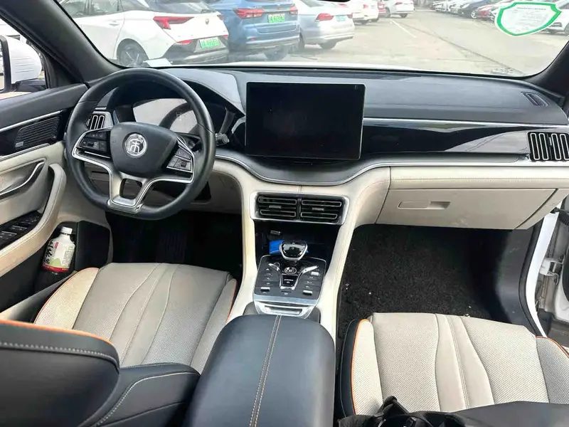 Vehicle photo 5