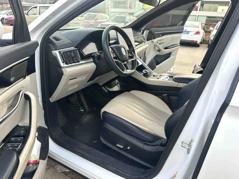 Vehicle photo 6