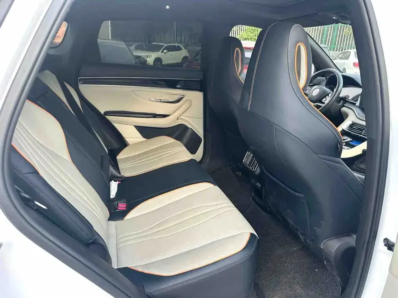 Vehicle photo 7