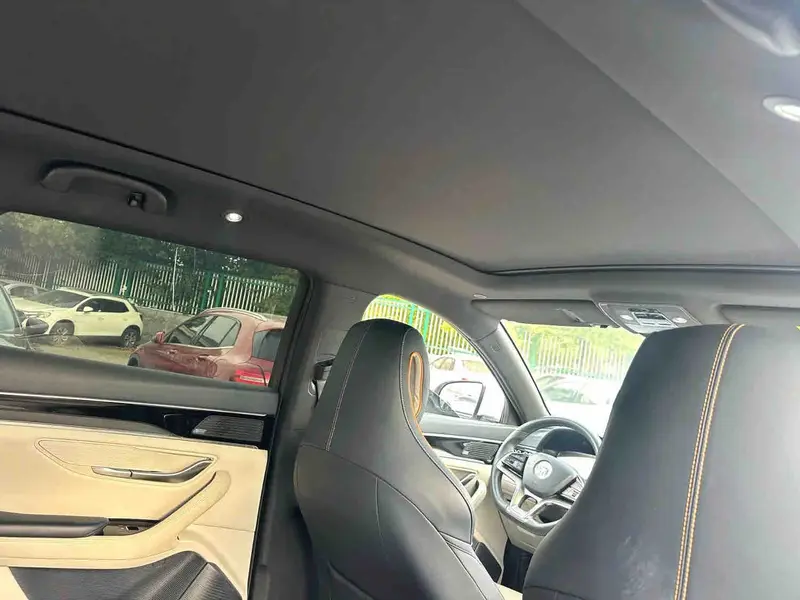 Vehicle photo 8