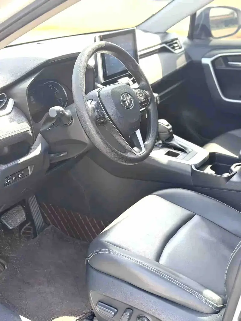 Vehicle photo 8