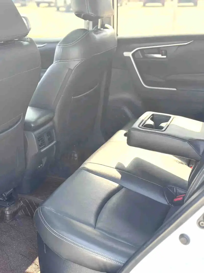 Vehicle photo 9