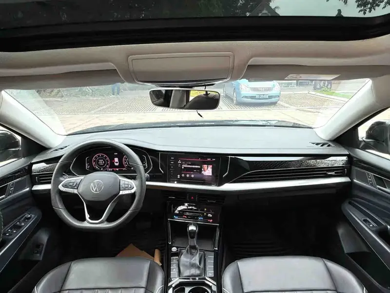 Vehicle photo 8