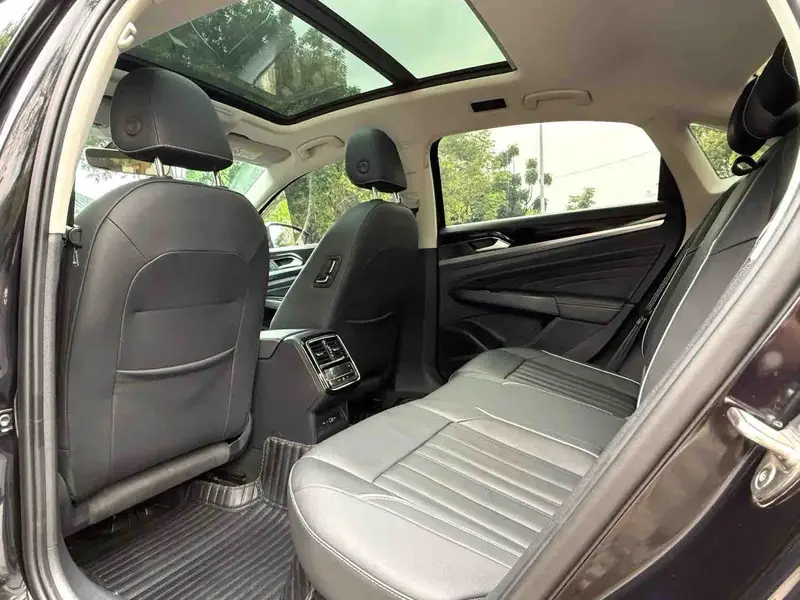 Vehicle photo 9