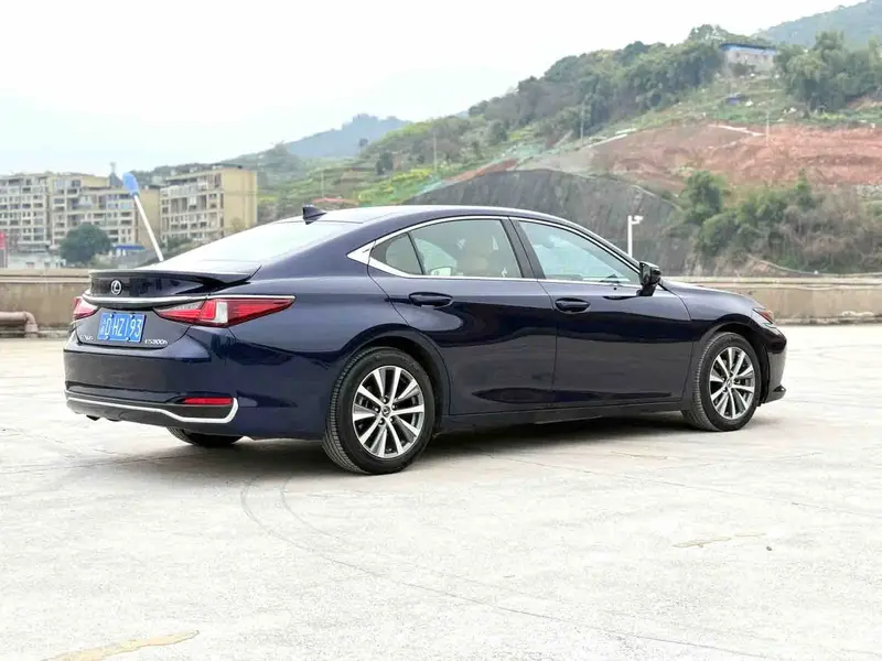 Vehicle photo 4