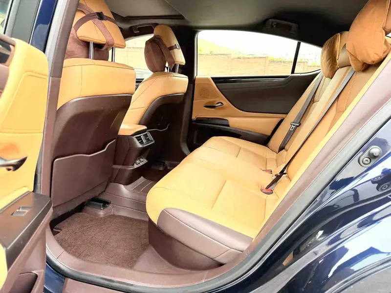 Vehicle photo 5