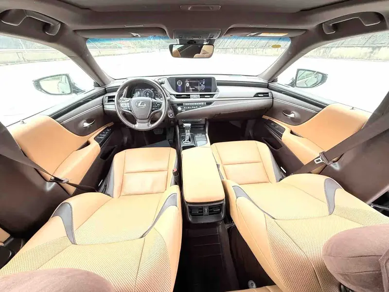 Vehicle photo 6