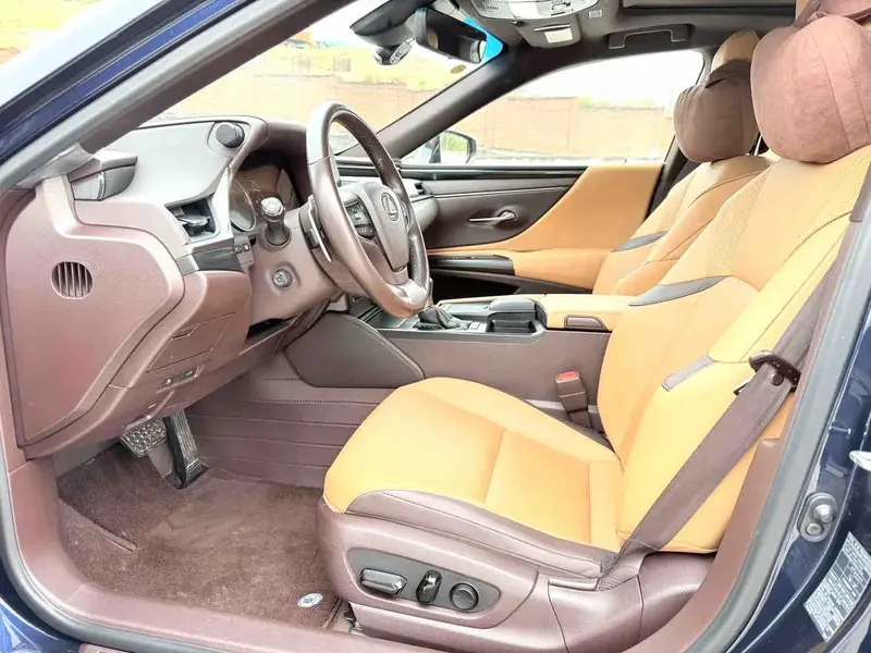 Vehicle photo 7