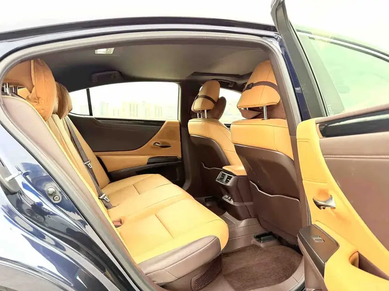 Vehicle photo 8