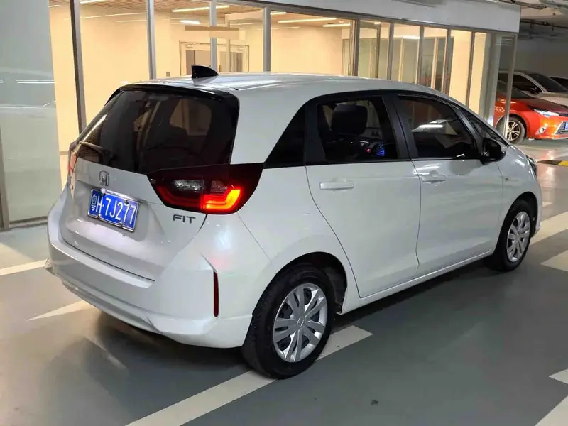 Vehicle photo 4