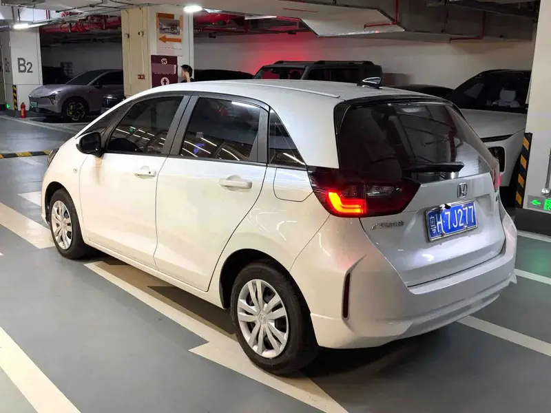 Vehicle photo 5