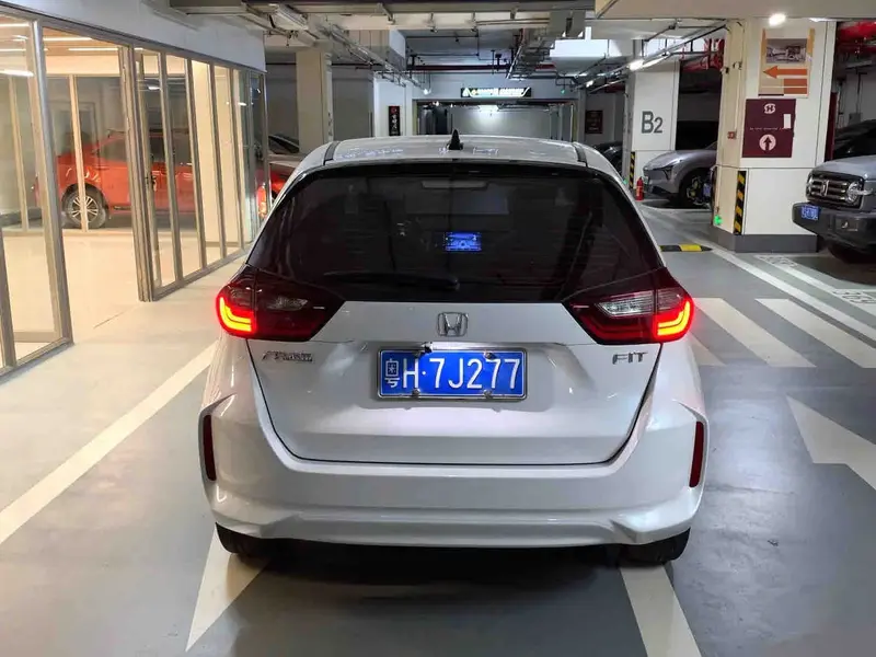 Vehicle photo 6