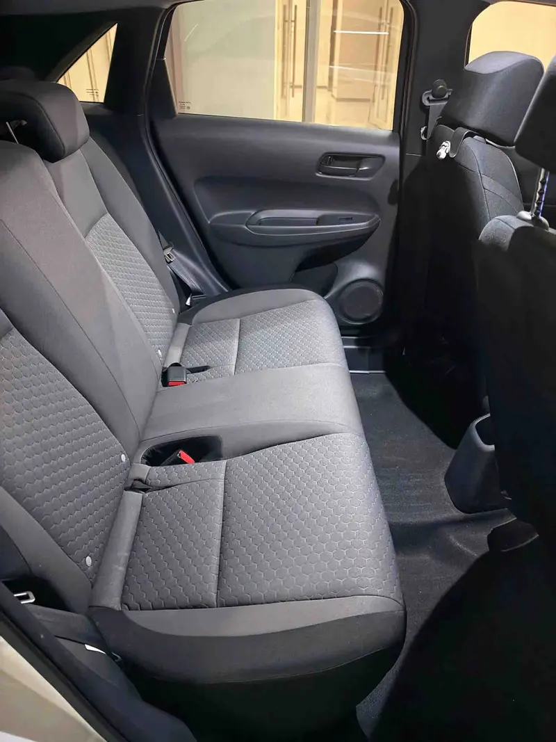 Vehicle photo 9