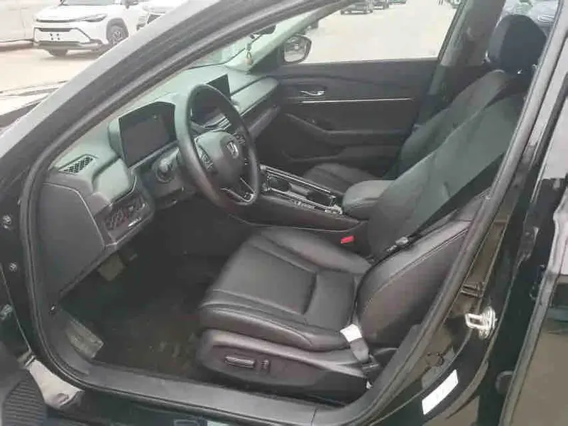 Vehicle photo 4