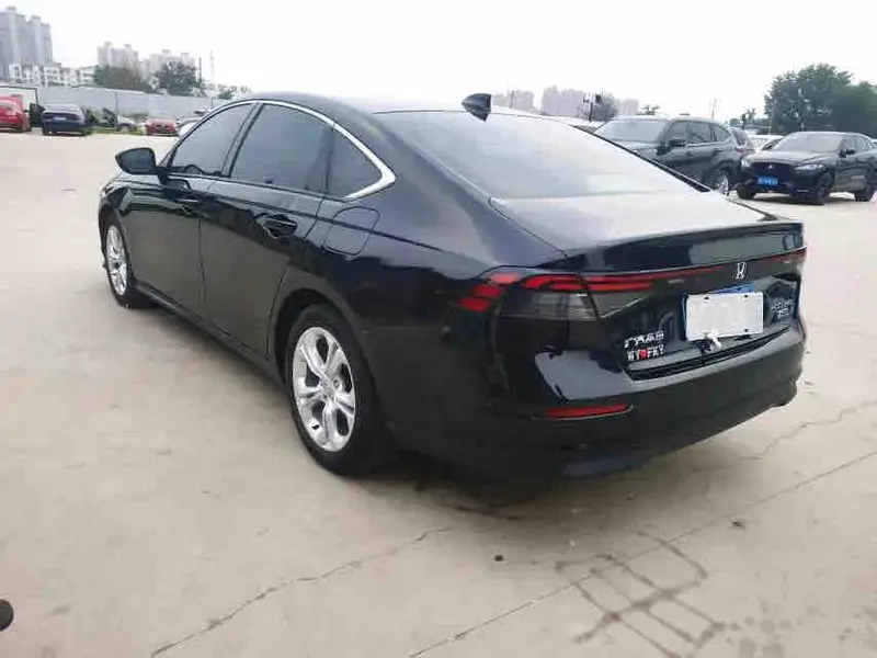 Vehicle photo 7