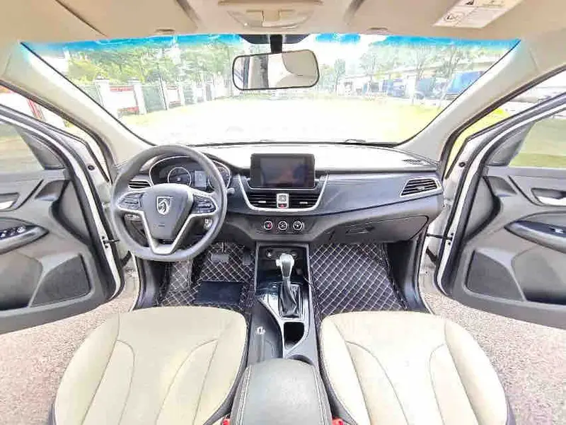 Vehicle photo 5