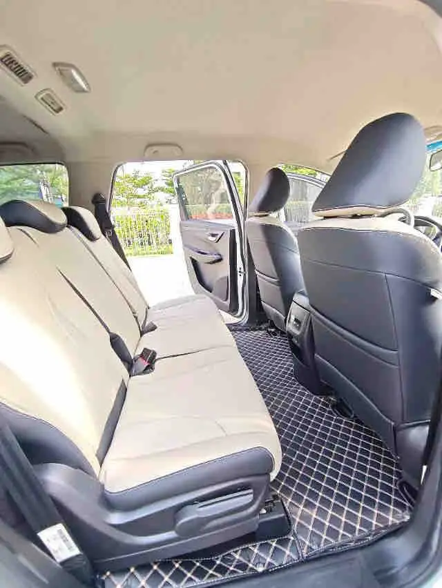 Vehicle photo 7