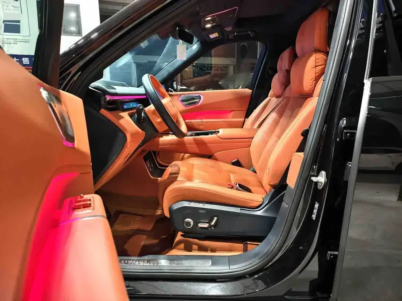 Vehicle photo 4