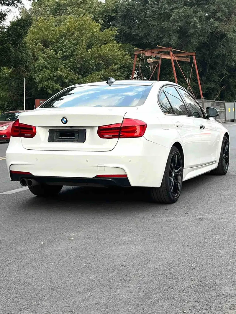 Vehicle photo 5