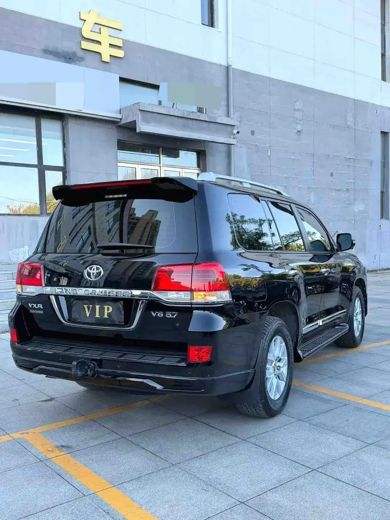 Vehicle photo 4